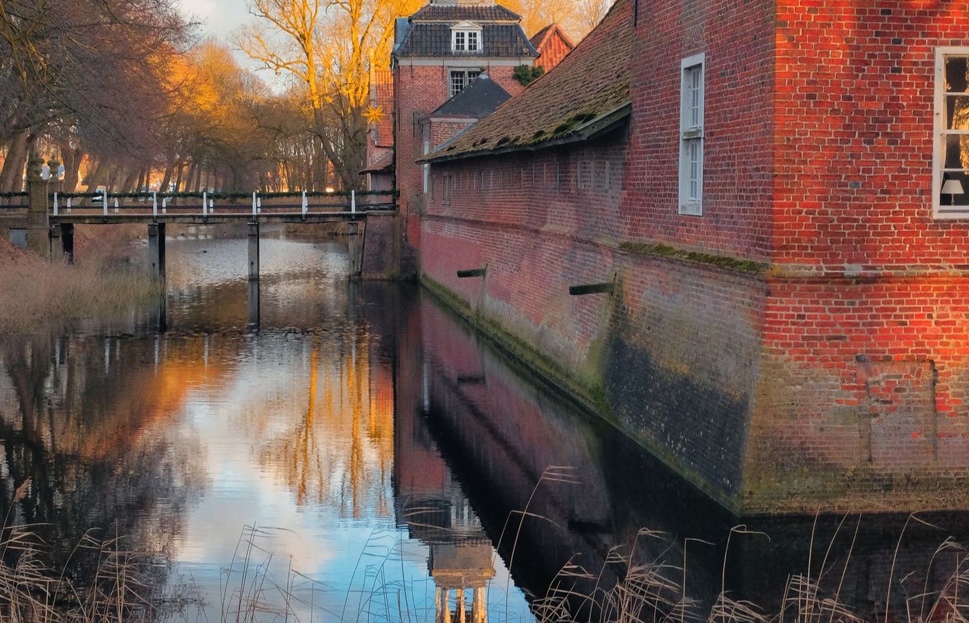 Gracht met een historisch bakstenen gebouw