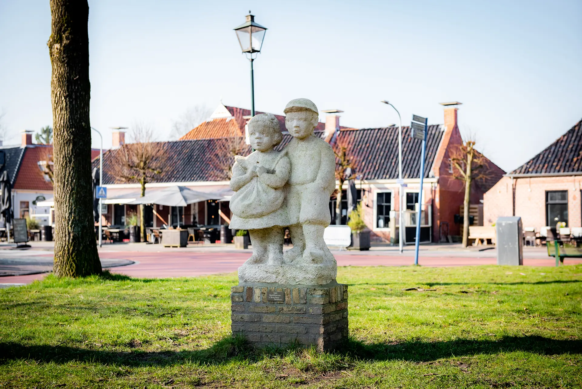 Dorpsbeeld Roden met historische bebouwing en beeldhouwwerk